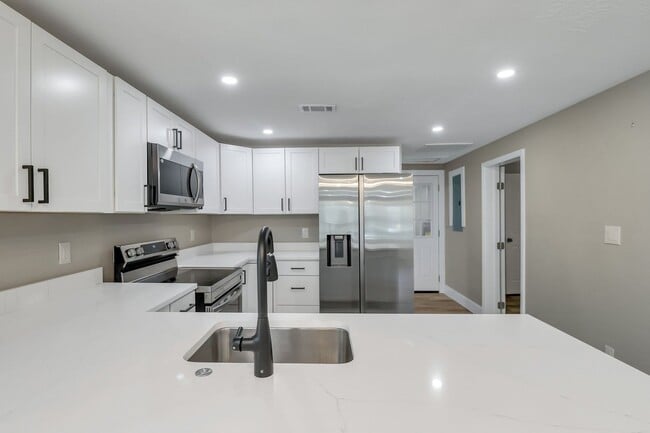 Building Photo - 3 BED | 2 BATH | REAR OFF-STREET PARKING |...