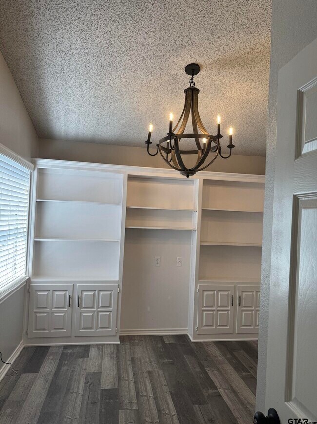 Building Photo - 5825 Hollytree Dr