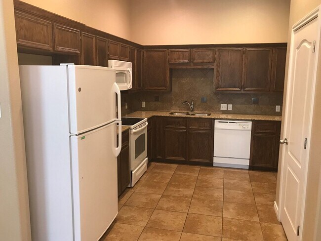Building Photo - Beautiful 3bed/2bath Duplex near Clear Cre...