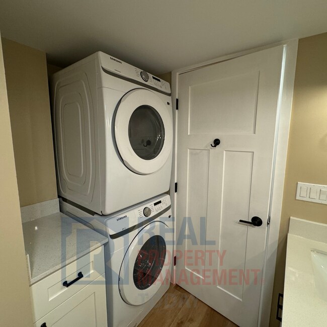 Building Photo - Giles/Valenzuela - 3204 (Cascade Group - G...