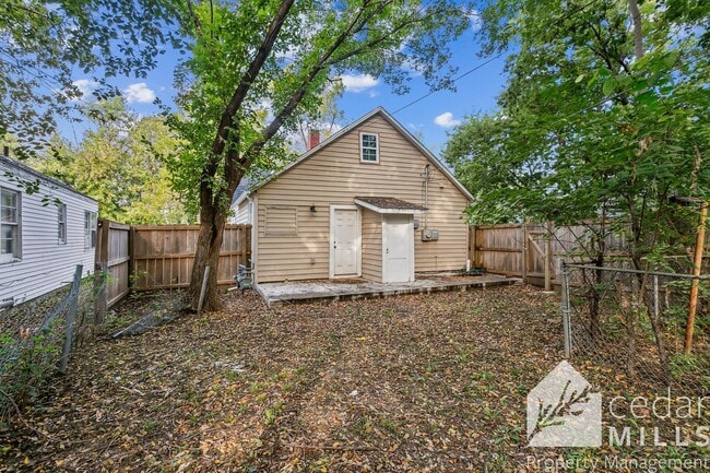 Building Photo - Centrally Located 3 Bedroom