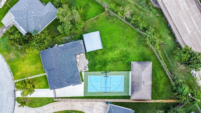 Building Photo - 2550 Roy Cir