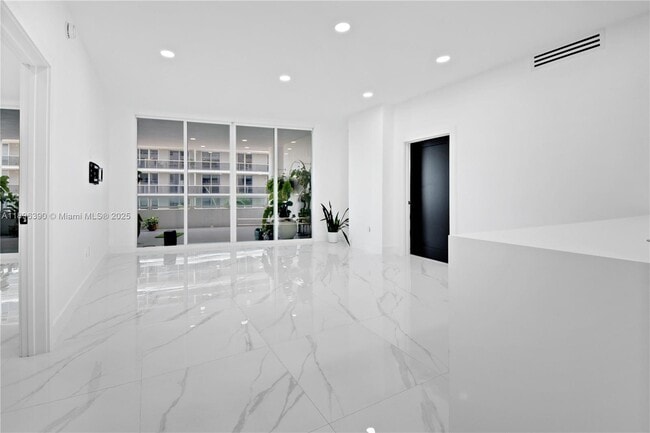 Building Photo - 1800 N Bayshore Dr