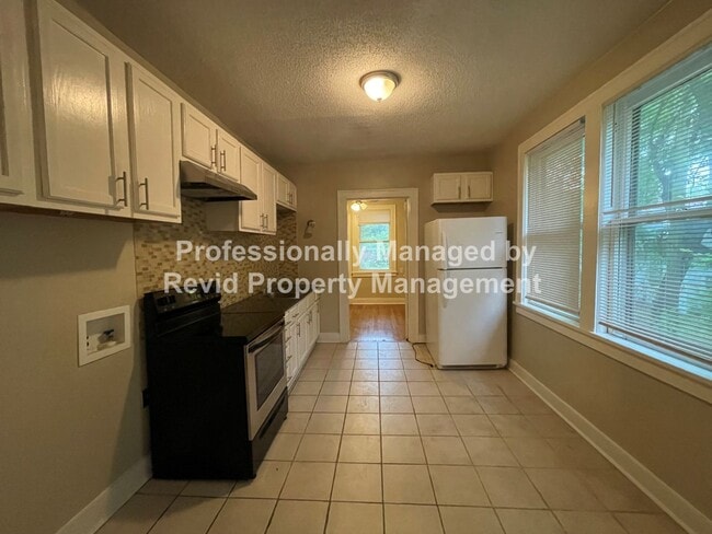 Building Photo - Great 2 Bedroom with large balcony!