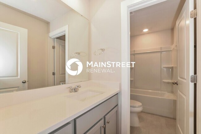 Building Photo - 4 Bedroom Pet-Friendly Home in Deland, FL with Main Street Renewal