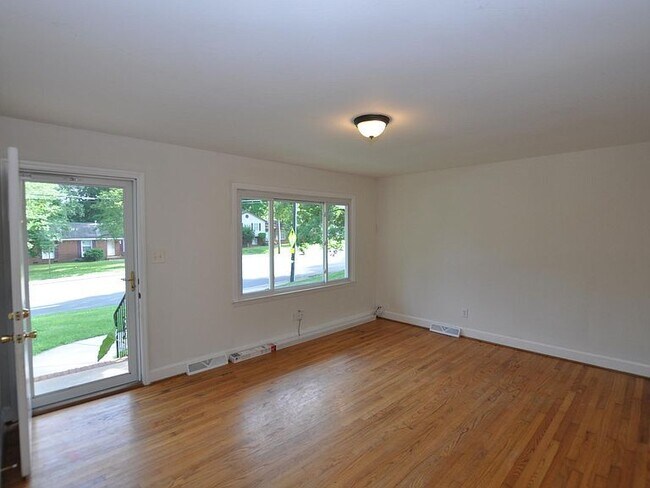 Building Photo - 7323 Idlewild Rd, Charlotte, NC 28212