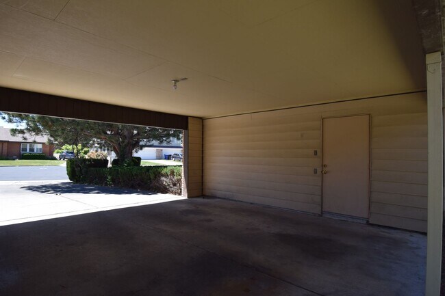 Building Photo - Quiet 3 bed Duplex in Murray –  Near Ski Resorts with Mountain Views!!
