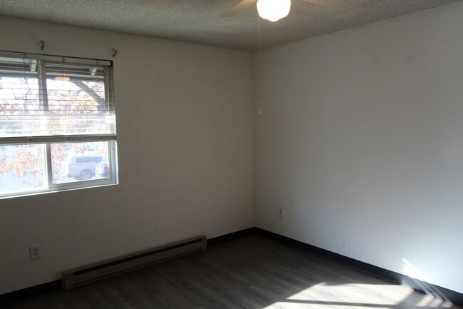 Building Photo - 102 E Weile Ave