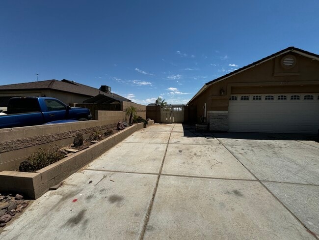 Primary Photo - 2615 E Edais St