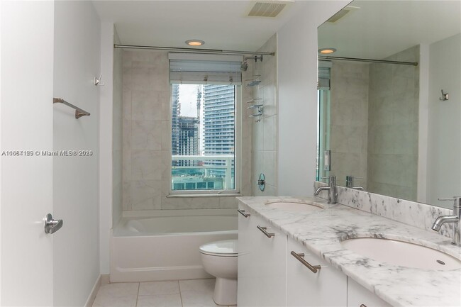 Building Photo - 950 Brickell Bay Dr