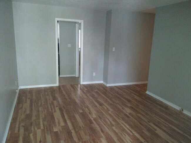 Building Photo - Very well kept 3 bedroom, 1.5 bath with One Car Garage and Nice Back Yard