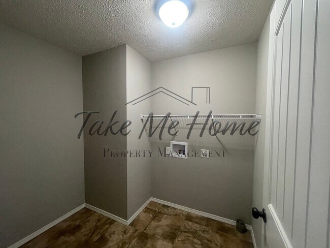 Building Photo - Updated Home in Ozark!