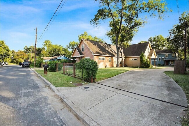 Building Photo - 3207 Holton St