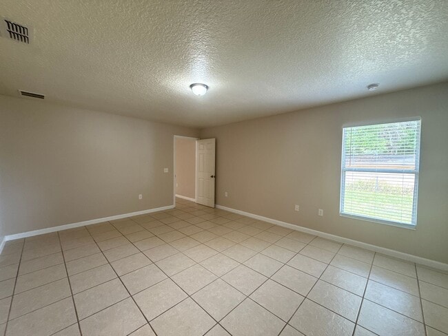 Building Photo - SILVER SPRINGS SHORES 3/2/2