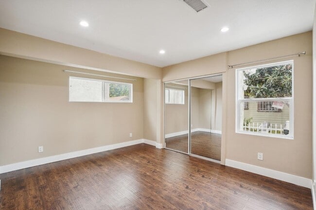 Building Photo - 1133 W 78th St