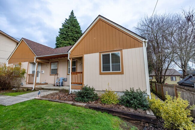 Primary Photo - One bedroom duplex unit in Camas. - 2 blocks south of Crown Park
