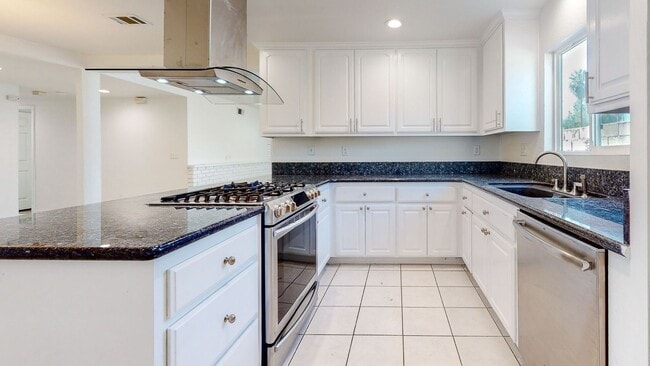 Building Photo - AVAILABLE NOW! RANCHO CUCAMONGA UPDATED Family Home 4+2