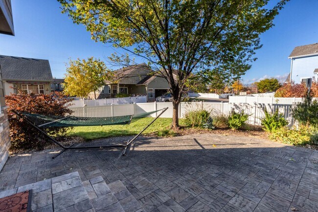 Building Photo - Beautifully Upgraded 3-Bedroom Home in Prairie Village with Finished Basement