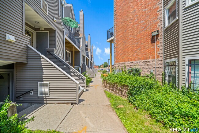 Building Photo - 136 Maple Ave