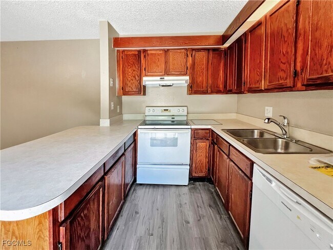 Building Photo - 5241 Cedarbend Dr