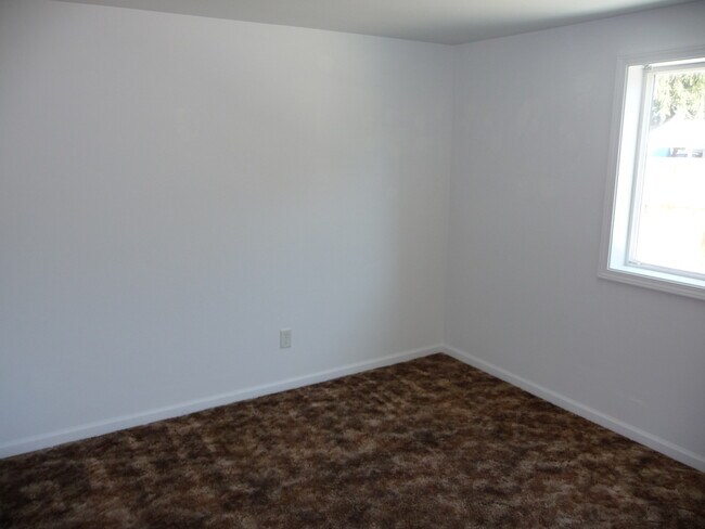 Building Photo - Oversized garage/shop