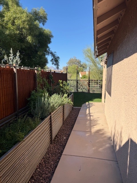 Building Photo - FOR RENT