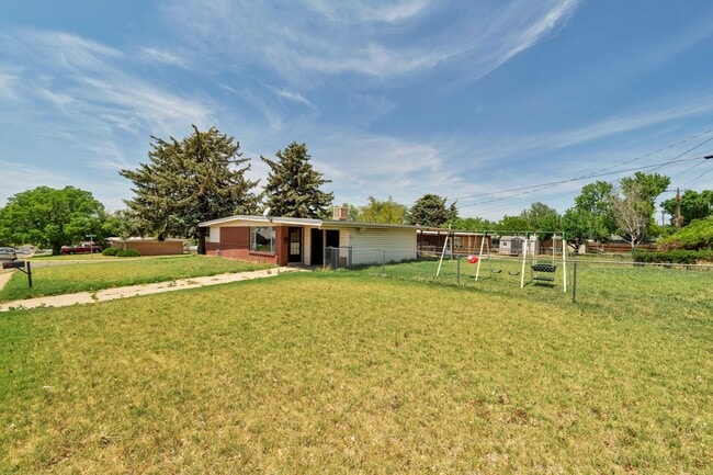 Building Photo - 3 Bed - 1 Bath Home in Sunset - Huge Yard ...