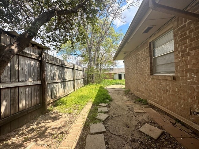 Building Photo - 2 bed unit okc