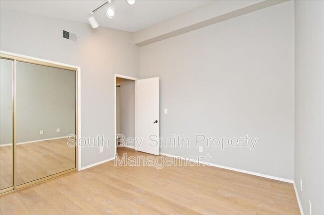 Building Photo - 122 S Guadalupe Ave