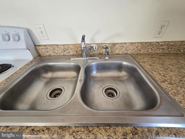 Building Photo - 76 Chestnut St