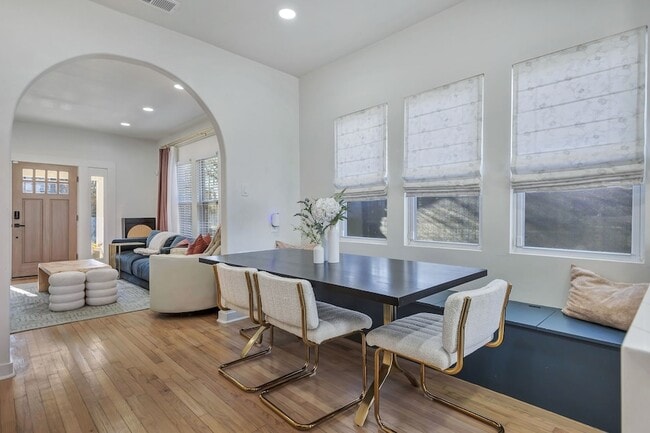 Building Photo - 302 S Saint Mary Ave