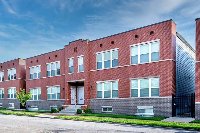 Building Photo - Updated 2 Bed 2 Bath Near SSM Cardinal Gle...