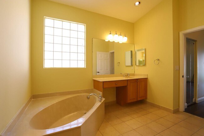 Building Photo - 7458 Via Luria