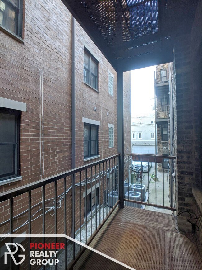 Building Photo - 917 W Dakin St