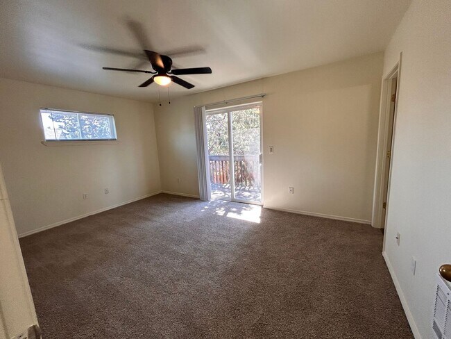 Building Photo - 2 Bed/2 Bath Apartment in NE Bend - Worthington Court