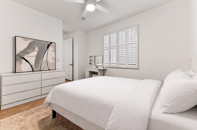 Building Photo - 642 NW 38th Cir