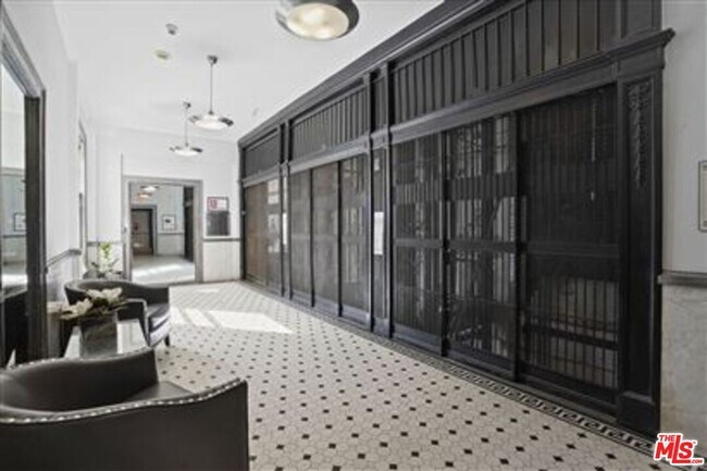 Building Photo - 108 W 2nd St