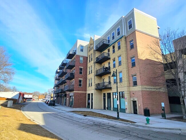 Building Photo - 332 River St