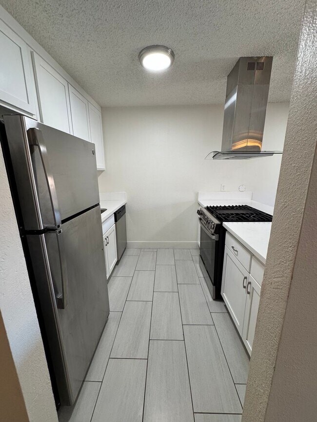 Building Photo - Upstairs unit with Balcony!! Move in Ready!