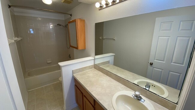 Building Photo - 3 Bedroom, 2.5 Bath Townhome with One Car Garage in Waterford Lakes Orlando!