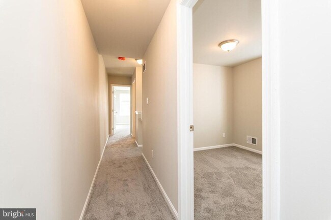 Building Photo - 3 Bed 1 Bath Renovated Townhouse