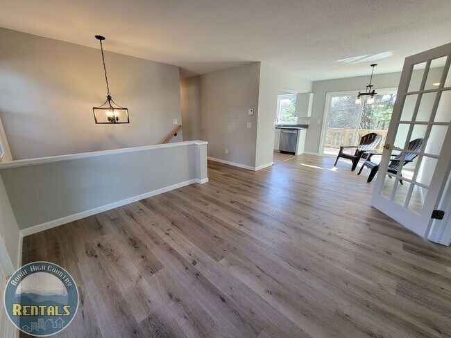 Building Photo - Adorable and Spacious Ranch Close to Town!