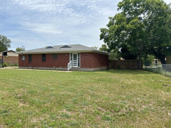 Building Photo - 2309 Sunny Ln