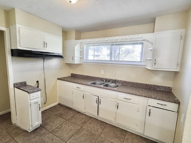 Building Photo - 5502 Santa Monica St