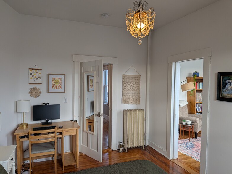 Building Photo - 81 Gladstone St