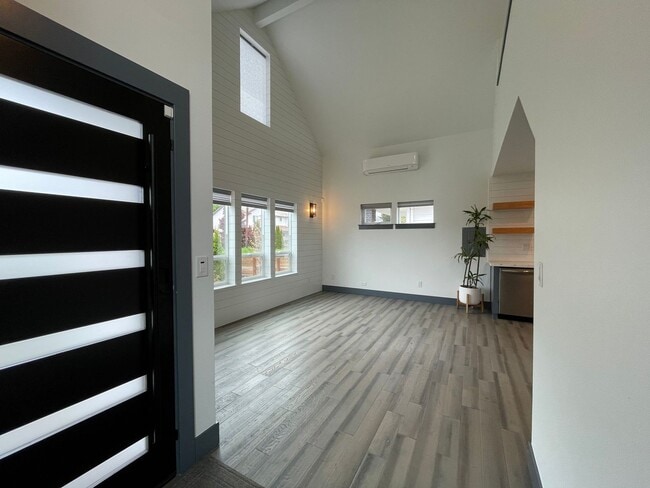 Building Photo - Charming 1Bed 1Bath Modern 2 Story Cottage with Fabulous Updates! Washer & Dryer Hook-ups!