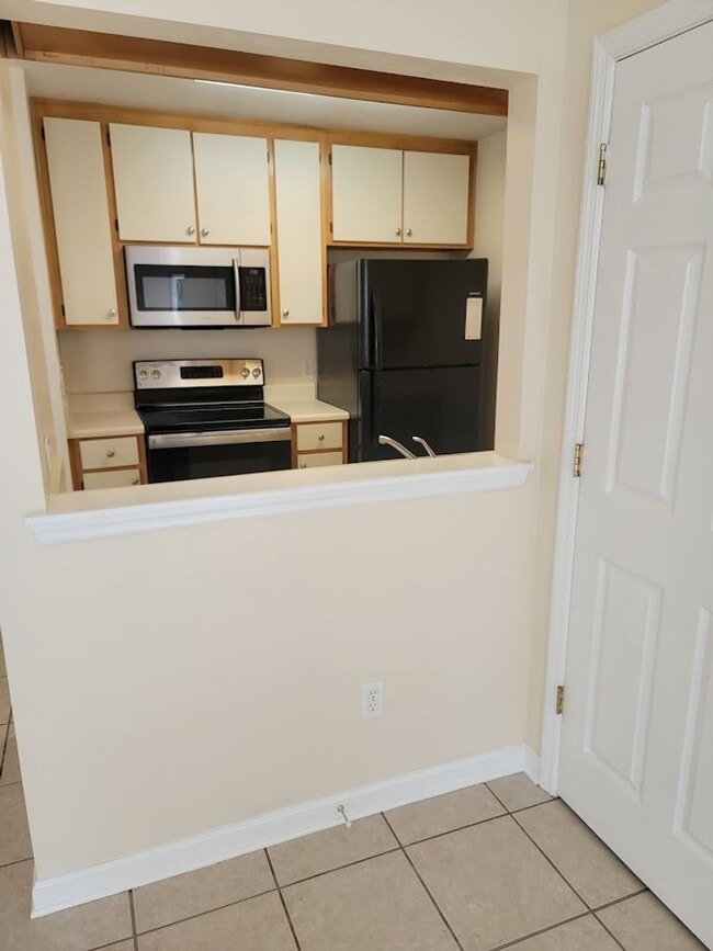 Building Photo - 3 BR/ 2BA Townhome located in