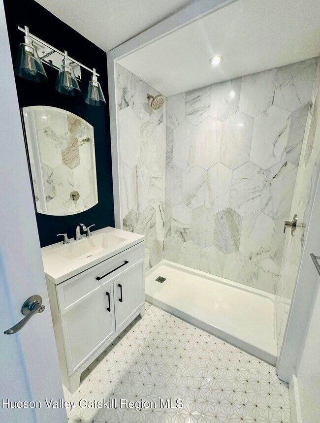 Building Photo - 412 Main St