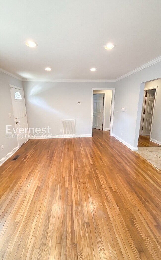 Building Photo - 2 Bed/1 Bath Home with Garage / Available Soon!