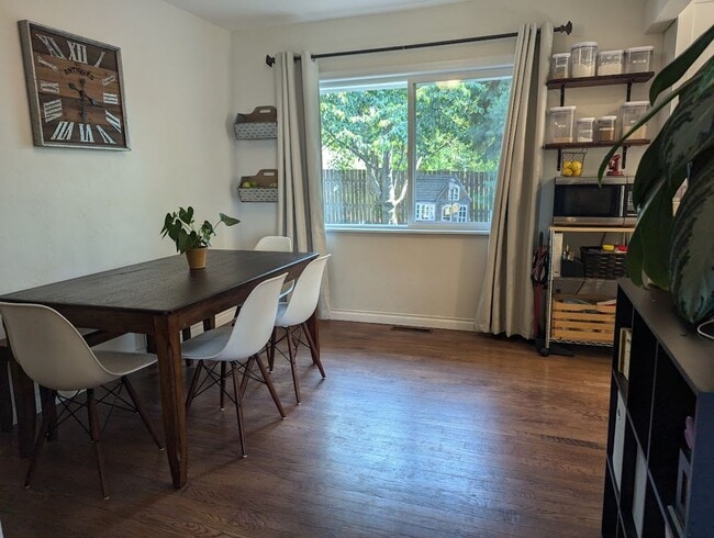 Building Photo - Fabulous 4 Bedroom 2 Bath House with Big F...